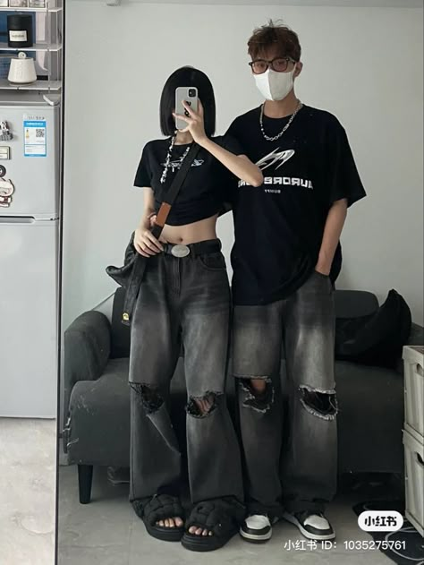 Matching Couple Outfits Grunge, Bf And Gf Matching Outfits, Couple Outfits Matching Casual, Couple Outfits Streetwear, Matching Fits Couples, Black Overalls Outfit, Couple Outfits Matching, Matching Fits, Asian Streetwear