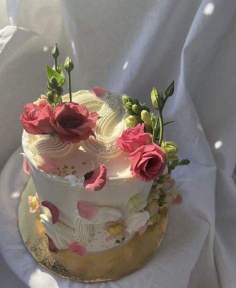 Pretty Birthday Cakes With Flowers, Domo Cake, Cake With Real Flowers, Birthday Dinner Party, Cake Inspo, Cake Flowers, Big Cakes, Pretty Birthday Cakes, Cute Birthday Cakes