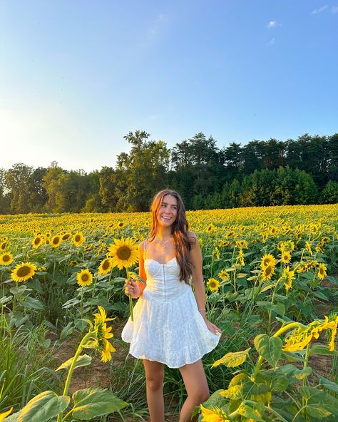 sunflower lovers🌻🌅🦋 #sunflowerfield #flowerfield #fallactivities #couplegoals #falldate Sunflower Farm Photoshoot Outfits, Sunflower Farm Photoshoot, Sunflower Field Outfit Ideas, Sunflower Field Outfit, Field Outfit Ideas, Field Outfit, Pic Mood, Sunflower Ideas, Farm Photoshoot