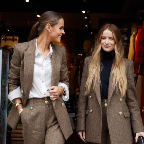 Holland Cooper on Instagram: "What an incredible launch day we had yesterday with @victoria and @jadehollandcooper showcasing our latest AW23 collaboration. . Combining Holland Cooper’s iconic tailored silhouettes with Victoria’s personal style, these new pieces have been designed to pair perfectly with all your favourites from previous VM x HC collaborations. . Held at @bicestervillage and hosted by the gorgeous @rosietapner . Comment below if you managed to get a piece from the collection! . Jade Holland Cooper House, Jade Holland Cooper Style, Holland Cooper Outfits, Holland Cooper Boots, Holland And Cooper Outfits, Holland Cooper, High-end Brown Tweed Jacket, Fall Fashion Outfits Casual, Street Style Fall Winter