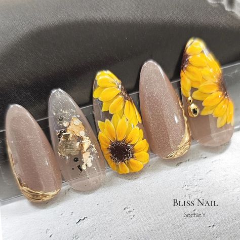 Garden Theme Nails, Sunflower Nail, Autumn Manicure, Sunflower Nail Art, Sunflower Nails, Fingernail Designs, Gel Nail Art Designs, Glamorous Nails, Nail Art Inspiration