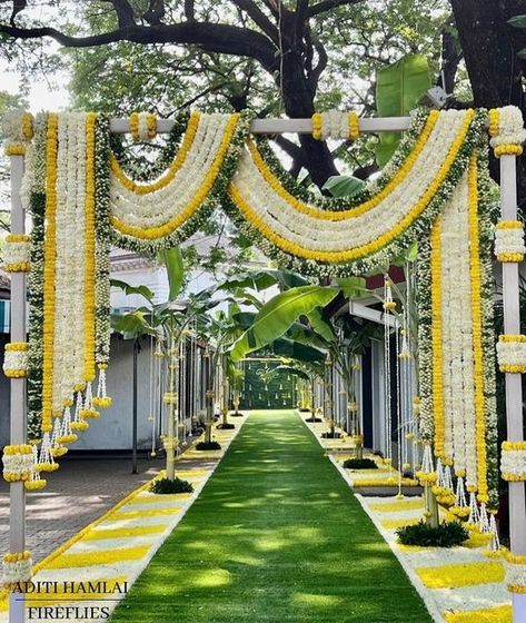 Mandap Design South Indian, South Indian Engagement Decor, Diwali Gate Decoration, South Indian Haldi Ceremony, Haldi Entrance Decor, South Indian Wedding Decorations, Shadi Decoration, Indian Outdoor Wedding Decor, Outdoor Wedding Reception Decorations