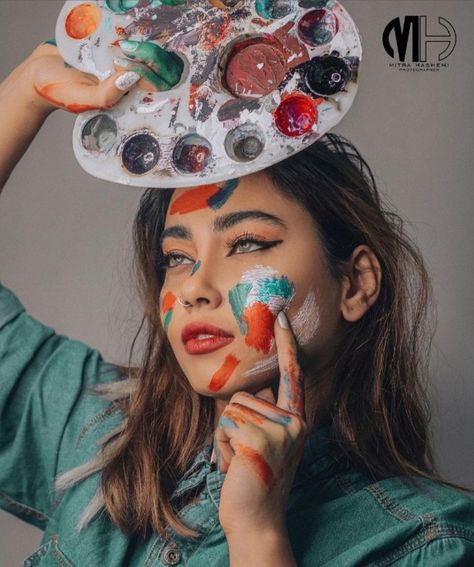 Painter Poses Photography, Face Paint Photography, Artsy Photography Portrait, Art Inspiration Photos, Cool Self Portrait Ideas, Artistic Photography Art, Painting Photography Ideas, Painting Photoshoot Ideas, Artist Photoshoot Ideas