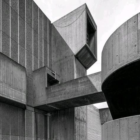 Hayward Gallery 7 South Bank, Norman Engleback, Dennis Crompton, Warren Chalk and Ron Herron, London, 1968, photo by Simon Phipps⠀  #architecture #archinerds #design #geometry #blackandwhite #pattern #concrete #brut #brutalism #buildingbest #architectureporn #architettura #architetto #london Art Gallery Architecture, Art Galleries Architecture, Pattern Concrete, Brutalism Architecture, Hayward Gallery, Brutalist Buildings, British Architecture, Concrete Architecture, London Architecture