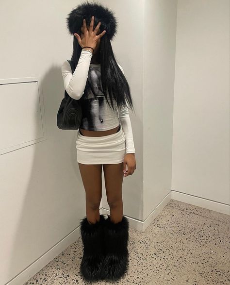 Y2k Mini Skirt Outfit, Moon Boots Outfit, Fur Boots Outfit, 70s Inspired Outfits, Punk Style Outfits, Y2k Girls, Miniskirt Outfits, Moon Boots, Streetwear Fashion Women