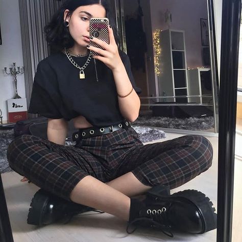 Pakaian Hipster, Look Grunge, Punk Pants, Goth Outfit, Fashion 90s, Style Gothic, Grunge Look, Hipster Outfits, Rock Punk