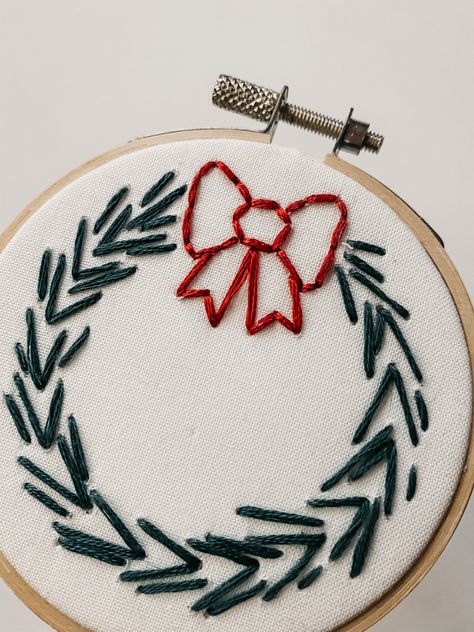 Easy Holiday Embroidery, Quick Christmas Embroidery, Hand Embroidery Designs Beginner, Simple Christmas Hand Embroidery, Small Christmas Embroidery Ideas, Simple Easy Embroidery Designs, Christmas Hand Embroidery Ideas, Circle Ornament Design, Handmade Ornaments Christmas Easy Diy