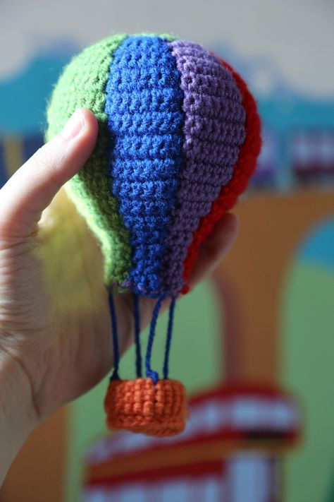 INSPIRATION : crochet hot air balloon. good for mobile Crochet Hot Air Balloon Pattern Free, Crochet Aeroplane, Crochet Vehicles, Crochet Hot Air Balloon, Crochet Balloon, Train Pattern, Green Lady, Crochet Mobile, Crochet Car