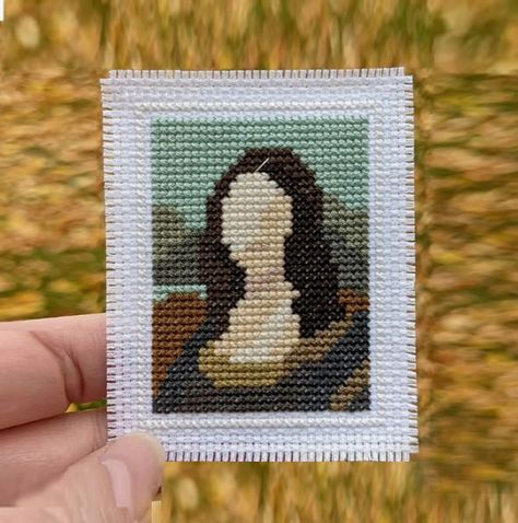 Cross Stitch Tiny, Small Cross Stitch Patterns, Pixel Art Animals, Cross Stitch Painting, Cross Stitch Mini, Fine Art Cross Stitch, Art Pdf, Micro Mosaic Jewelry, The Mona Lisa