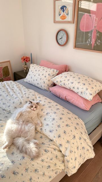 Lyssielooloo Room, 21 Bedroom Ideas, Girly Cottage Core Bedroom, Girly Guest Bedroom, Aesthetic Bedding Ideas, Colourful Room Aesthetic, Cute Girly Bedroom, Cozy Bed Ideas, Room Ideas Yellow