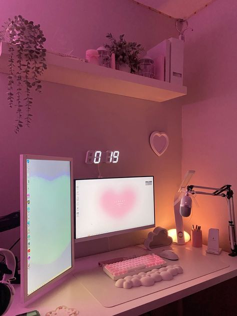 Cute Gaming Setup Aesthetic, Basic Desk Ideas, Cute Ps5 Setup, Girly Ps5 Setup, Girl Setup Gaming, Set Up Gamer Aesthetic, Gaming Pink Aesthetic, Pink Gaming Set Up, Pink Setup Gamer