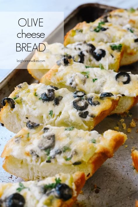 Olive Cheese Bread is covered in delicious gooey cheese and topped with black olives and green onions. It's the perfect side dish to any meal. Olive Cheese Bread Recipe, Olive Cheese Bread, Black Olives Recipes, Bread Toppings, Cheese Bread Recipe, Olive Bread, Mom Recipes, Garlic Cheese Bread, Olive Recipes