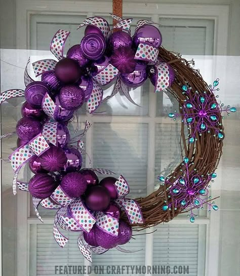 DIY Purple Winter Wreath Purple Wreaths, Purple Christmas Wreath, Purple Christmas Decorations, Fete Saint Patrick, Crafty Morning, Purple Wreath, Fabric Wreath, Grapevine Wreaths, Purple Christmas