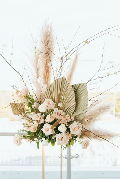 Boho Floral Arrangements Backdrop, Boho Theme Flower Arrangements, Round Boho Centerpiece, White Boho Floral Arrangements, Peach Gold And White Wedding Decor, Boho Flower Centerpieces, Rose Gold Flower Arrangements, White And Gold Flower Arrangements, White And Brown Wedding