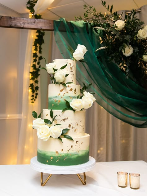 White Green Cake Wedding, Green Tier Cake, Wedding Cakes Green And White, White Gold And Green Wedding Cake, White And Emerald Green Wedding Cake, Emerald Green Cake Wedding, Green Ombre Wedding Cake, Emerald Green And Gold Wedding Cake, Emerald Green Cake Ideas