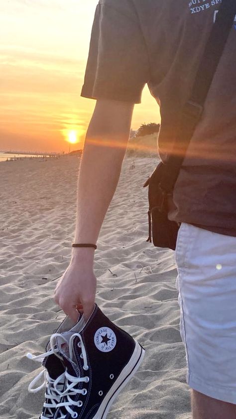 beach, converse Beach Converse, Soft Boy Aesthetic Outfits, Soft Boy Aesthetic, Converse Aesthetic, Robert Downey Jr Iron Man, Medieval Aesthetic, Aesthetic Grunge Outfit, Soft Boy, Creative Instagram Stories