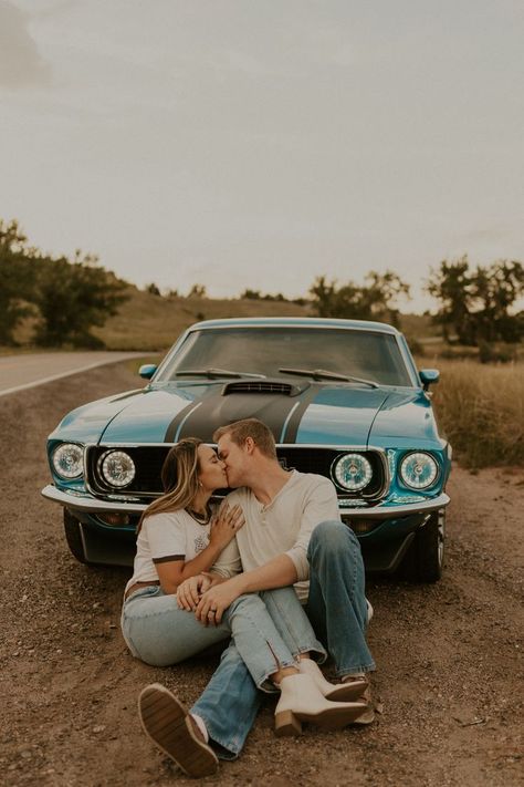 Vintage Car Shoot, Vibe Photoshoot, Car Couples, Shooting Photo Couple, Couple In Car, Car Engagement Photos, Car Shoot, Classic Car Photoshoot, Vintage Engagement Photos