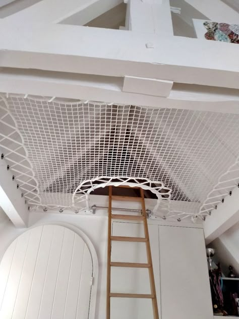 Installing a loft net: the different frameworks - LOFTNETS Net House Design, Net Loft In House, Cargo Net Loft, Loft Nets Indoor, Sleeping Loft Low Ceiling, Loft Net Hammock, Rope Loft, Diy Hanging Bed, Loft Net