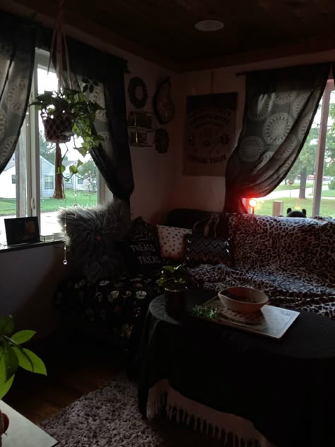 Living Room Designs Grunge, Dark Comfy Living Room, Small Dark Apartment Aesthetic, Alt Living Room Aesthetic, Emo Apartment Decor, Trashy Apartment Aesthetic, Dark Cozy Home Aesthetic, Goth Hippie Room, Grunge Living Room Aesthetic