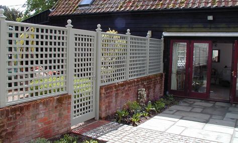 Painted trellis garden divide Painted Trellis, Driveways Ideas, Patio Layout Design, Garden Dividers, Wooden Garden Gate, Trellis Garden, Family Compound, Trellis Fence, Side Entrance