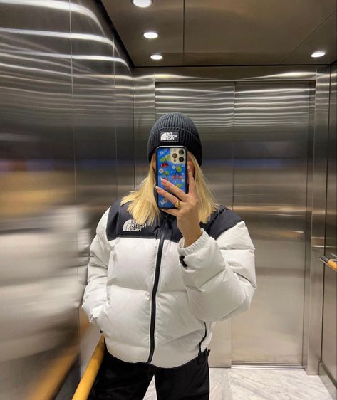 White North Face Jacket Outfit, North Face Coat Outfit, White North Face Coat, North Face Puffer Outfit, North Face Jacket Outfit, Black North Face Puffer, White Jacket Outfit, Barbara Kristoffersen, White North Face Jacket