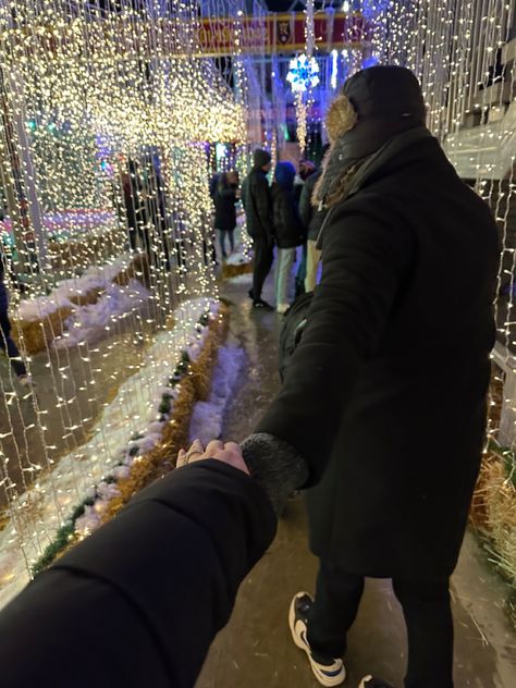 Chritsmas Light Night Out Soft Launch Christmas, Couple Poses Christmas Lights, Couple Christmas Light Pictures, Christmas Lights With Boyfriend, Christmas Light Couple Photos, Couples Christmas Lights Pictures, Christmas Lights Couple Pictures, Christmas Light Date, Christmas Lights Date