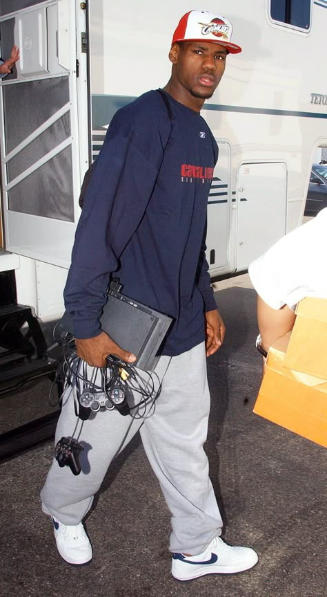 2003, a rookie LeBron James traveling with his PS2 Lebron James 2003, Lebron James Wallpapers, Mode Hip Hop, King Lebron James, 00s Mode, King Lebron, Kobe Bryant Pictures, Michael Jordan Basketball, Bola Basket