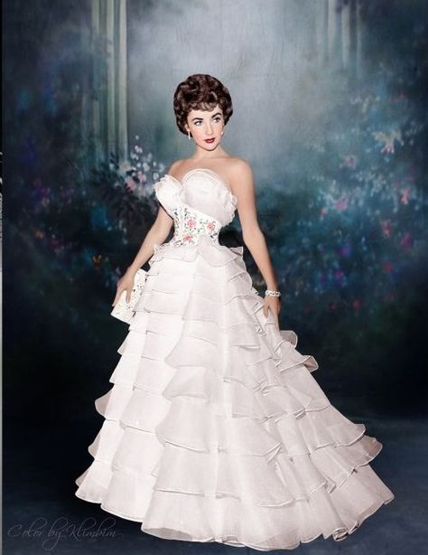 Pretty vintage gown Klasik Hollywood, Hollywood Icons, Actrices Hollywood, Hollywood Glam, Old Hollywood Glamour, Elizabeth Taylor, Golden Age Of Hollywood, Moda Vintage, Vintage Glamour