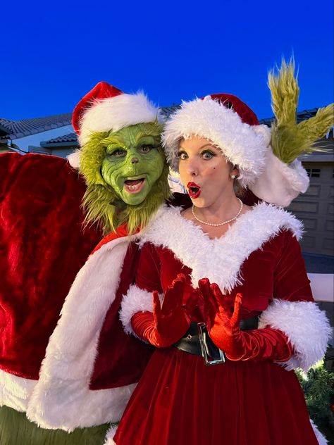 Whoville Christmas Photoshoot, Grinch And Martha May Halloween Costumes, The Grinch Couple Costume, The Grinch And Martha May Costume, Halloween Grinch Costume, Diy Martha May Whovier Costume, The Grinch Halloween Costume Family, The Grinch Photoshoot, Grinch Couple Costume