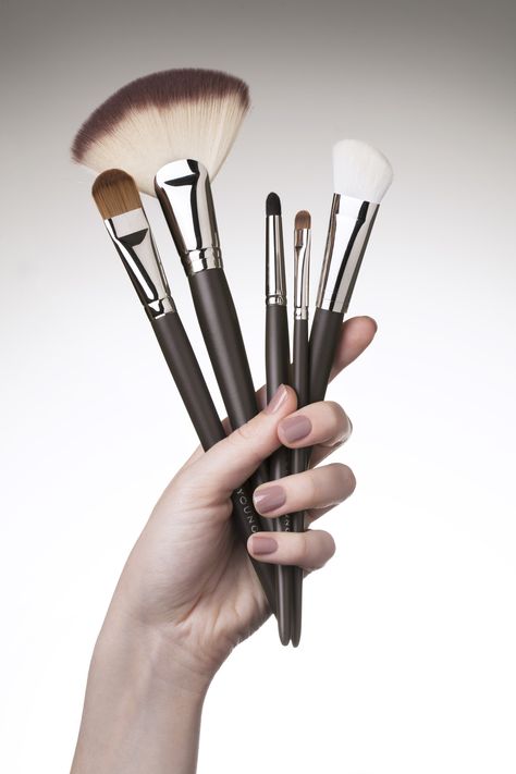 Cosmetic Brush, Make Up Brushes, Tanning Schedule, Photo Brush, Ideal Makeup, Makeup Wallpapers, Slimmer Face, Hand Photo, Beauty Salon Design