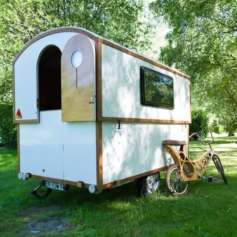 For travelers with an eye for DIY and a love of customization, Woodenwidget is a fascinating company. You won't find a retail store or partners selling their campers or caravans. They sell detailed plans and instructions to build your own. Vintage Rv Interior, Small Caravans, Vw Lt, Vintage Rv, Custom Choppers, Winter Project, Fiat Panda, Rv Interior, Diy Camper