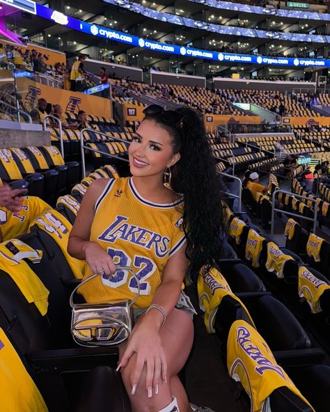 out and about💛 Lakers Game Outfit Women, Basketball Game Outfit Ideas, Cute Basketball Game Outfit, Basketball Game Outfits, Nba Jersey Outfit, Game Outfits For Women, Basketball Game Outfit Women, Acai Bowl Recipe Easy, Game Outfit Ideas