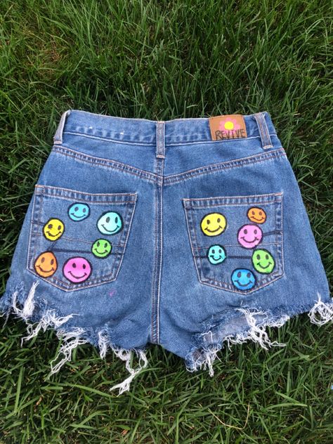 Fabric Paint Jeans Ideas, Painting Jean Shorts Ideas, Jean Shorts Painting Ideas, Jean Short Painting Ideas, Painted Shorts Aesthetic, Painting Shorts Ideas, Pinturas Em Shorts Jeans, Painted Shorts Ideas, Shorts Painting Ideas