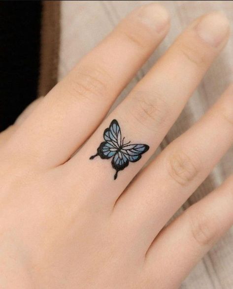 70+ unique and striking finger tattoo designs: symbols, hennas, roses, snakes, dots, lettering, hearts, and wedding rings for couples. Bonus: tattoo meanings. Tattoo Ideas Butterfly, Girl Finger Tattoos, Tiny Butterfly Tattoo, Side Hand Tattoos, Butterfly Tattoos On Arm, Tattoo Finger, Cute Finger Tattoos, Tato Minimal, Tattoo Tiny