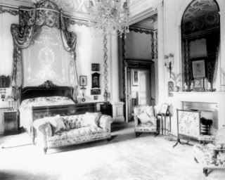 Queen's bedroom at Buckingham Palace. Horace Trumbauer, Buckingham Palace Gardens, Buckingham Palace London, Castle Rooms, Royal Bedroom, European Palace, Victoria Reign, Rainha Elizabeth Ii, Palace Interior