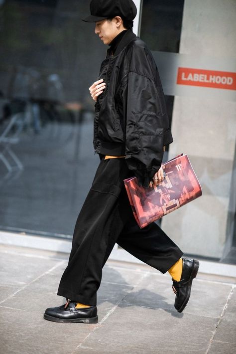 Shanghai Street Style, Loafers Street Style, Men Street Look, Mens Fashion Week Street Style, Daily Street Style, Shanghai Fashion Week, Shanghai Fashion, Black Men Fashion Casual, Teen Boy Outfits