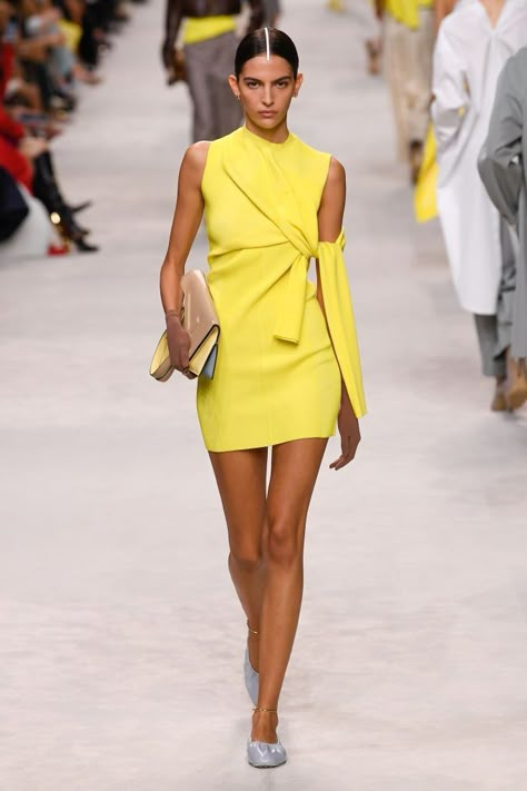 Fendi Spring 2024 Ready To Wear Runway Show Classy Summer Party Outfit, Spring 2025 Fashion Trends, Fendi Dress, Spring Runway, Fendi Fashion, Resort 2024, Runway Trends, Life Tips, Beauty And Lifestyle