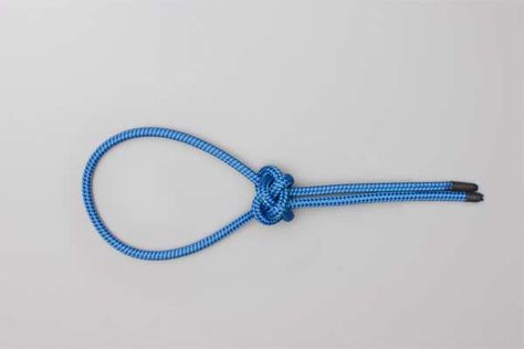 Learn the basic Lanyard (Diamond) Paracord Knot. #ParacordBraceletHQ 550 Cord Projects, Animated Knots, Lanyard Knot, Lanyard Ideas, Bowline Knot, Friendship Knot, Reef Knot, Knots Braids, Paracord Necklace