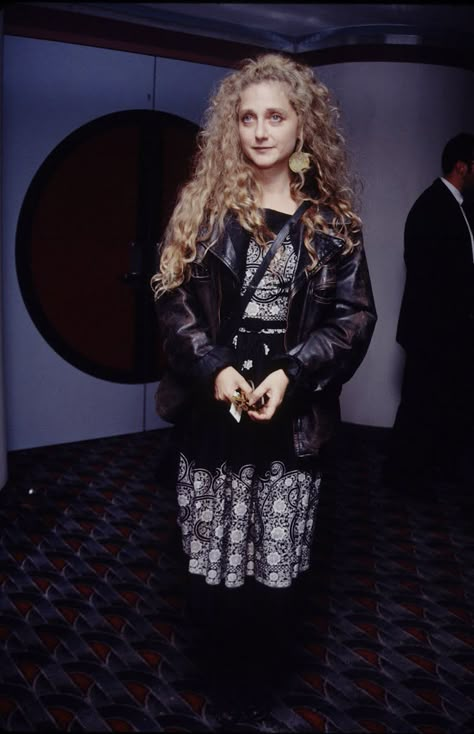 Carol Kane, Olivia De Havilland, Hair Icon, Girls Club, Pretty Hairstyles, Pretty Woman, Pretty People, Cool Girl, Sequin Skirt