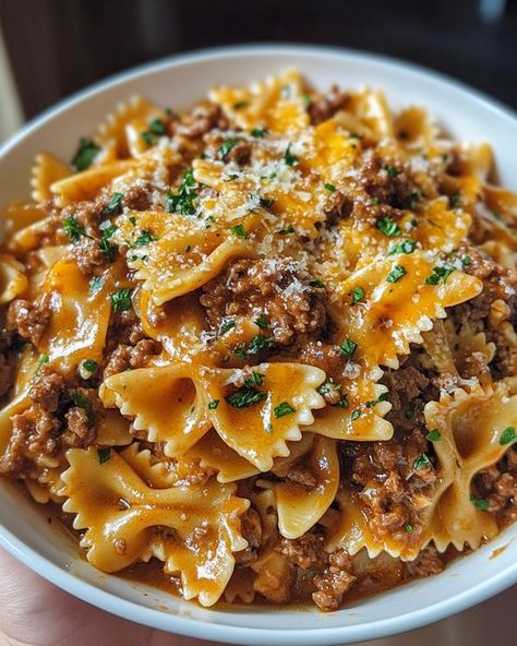 Pasta With Beef, Bow Tie Pasta Recipe, Pasta With Alfredo Sauce, Beef Dinners, New Dinner, Beef Pasta, Pasta Ingredients, Cheesy Pasta, Bowtie Pasta