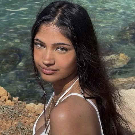 Fish Pretty Face Type Makeup, Summer Makeup Tan Skin, Summer Sun Kissed Makeup, Fish Pretty Face, Fish Beauty Face Type, Pretty Facial Features, Beach Girl Face Claim, Polynesian Makeup, Caribbean Women Beauty