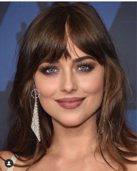 Dakota Johnson Brunette, Dakota Johnson Makeup Eyes, Dakota Johnson Face, Dakota Johnson Makeup, 1989 Makeup, Formal Makeup, Bridal Makeup Looks, Stylish Face Mask, Face Mask Fashion