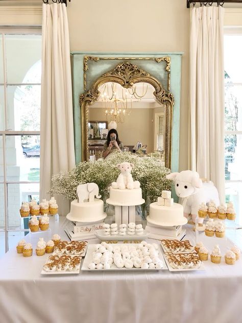 Elegant Gender Neutral Baby Shower - Northshore Parent Gender Neutral Baby Shower Themes, Gender Neutral Baby Shower Ideas, Neutral Baby Shower Ideas, Baby Shower Themes Neutral, Baby Lamb Baby Shower, Classy Baby Shower, Idee Babyshower, Babyshower Party, White Baby Showers