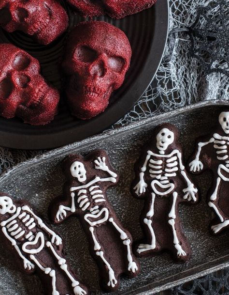 These rich, fudgy skeleton brownies make a spooky treat to serve at your next ghoulish gathering. Add a simple frosting to highlight these dancing skeletons for a fantastic Halloween graveyard scene. Skull Recipes, Gothic Food, Skull Cake Pan, Simple Frosting, Skull Cakes, Festive Baking, Graveyard Scene, Postres Halloween, Skull Cake