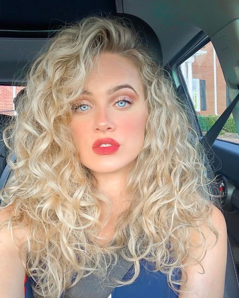 india batson on Instagram: “What’s horizontal and full of pizza ? Me this weekend 🍕” Curly Hair Videos, Beautiful Curly Hair, Blonde Hair Looks, Dull Hair, Wild Hair, Curly Hair Inspiration, Hair Shades, Long Wavy Hair, Curly Hair Tips