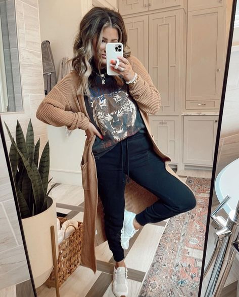 Laid Back Mom Style, Grungy Spring Outfits, Mom Winter Outfits Casual, Country Mom Outfits, Zoo Outfit Winter, Aesthetic Mom Outfits, Cute Outfits For Moms, Boho Mom Outfits, Trendy Mom Outfits Fall