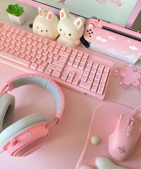 My brand new Razer Kraken Quartz ♡ ♡ I think I want to stray away from using a lot of stickers and hearts in my photos 🥺 What do you think? ♡ Kawaii Rooms, Pink Setup, Pink Computer, Dream Setup, Setup Gamer, Png Pack, Pink Games, Soft Pink Theme, Kawaii Core