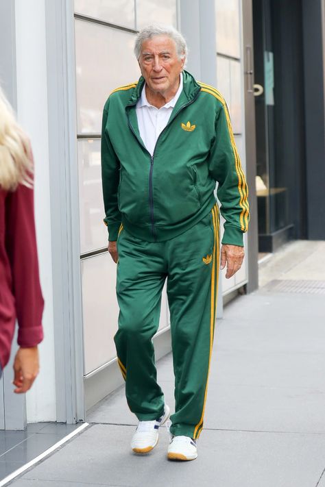 Is Tony Bennett Vetements? | GQ 60s Style Men, Men Tracksuit Outfit, Men Over 60, Fashion Trends Men, Oversized Outerwear, Looks For Spring, Light Grey Blazer, Old Man Fashion, Track Suits