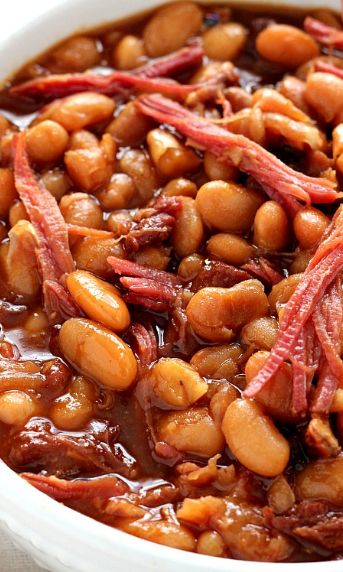 Slow Cooker Baked Beans – comfort food classic made easy in the slow cooker with just a few ingredients! Use a leftover ham bone or bacon. This recipe is a family favorite! Baked Beans With Ham Hock, Baked Beans And Ham, Baked Beans With Ham Bone, Baked Beans With Ham, Leftover Ham Bone, Holiday Ham Recipes, Slow Cooker Baked Beans, Slow Cooker Baking, Beans Recipes