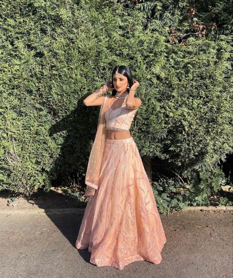 Lengha Picture Ideas, Lengha Poses, Lehnga Photoshoot, Lehnga Photoshoot Poses, Lehenga Poses, Desi Poses, Modest Girly Outfits, Indian Fits, Desi Dress